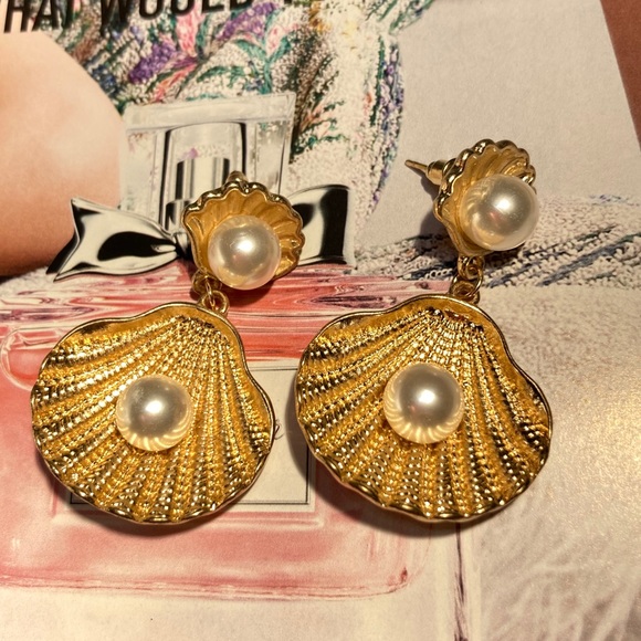 🌟 Big Shell Pearl Earrings - Picture 4 of 5